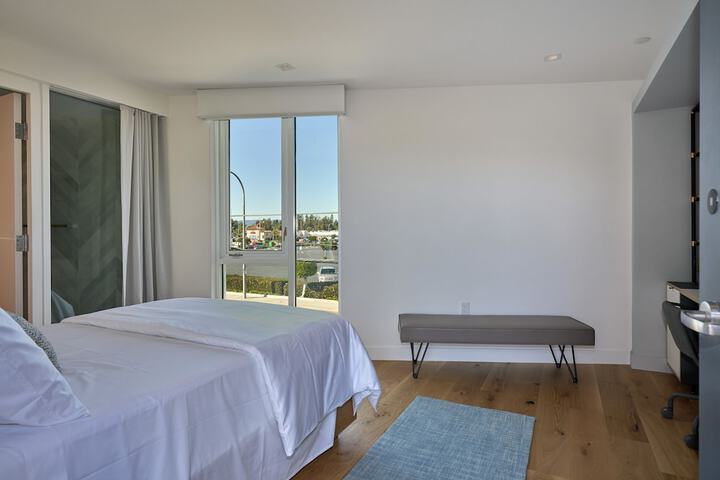 Room 10 of 32