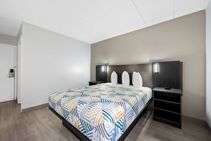 Room 13 of 28