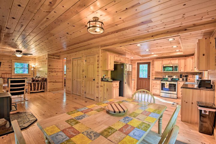 Secluded Cabin w / Deck 13 Miles to Downtown Murphy