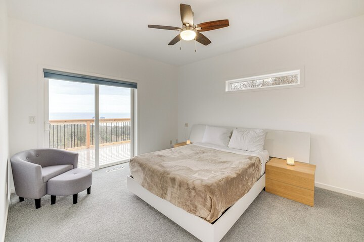 Lovely Rockaway Beach Home w / Pacific Ocean Views!