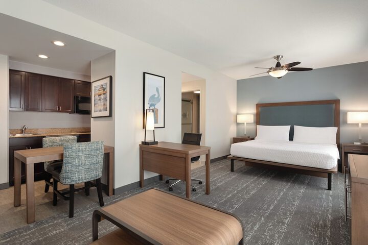 Homewood Suites by Hilton Fort Myers Airport / FGCU
