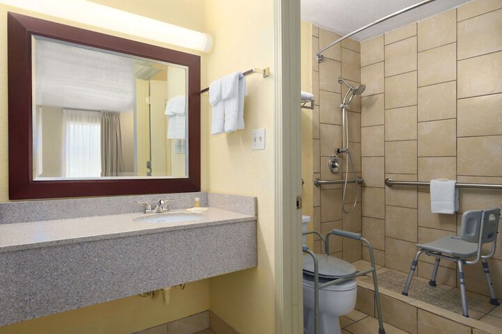 Room 6 of 9
