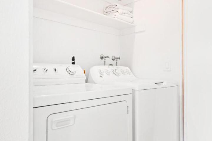 5bed 3bath Private gated community home 7miles to Downtown La close to Disney