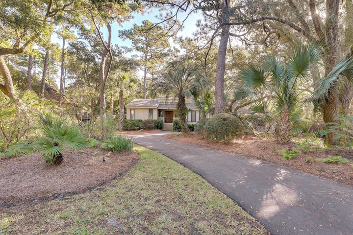 Spacious Kiawah Island Home w / Deck Walk to Beach
