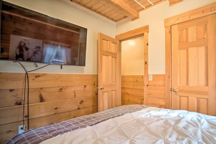 Rustic Rothbury Cabin w / Resort Amenity Access!