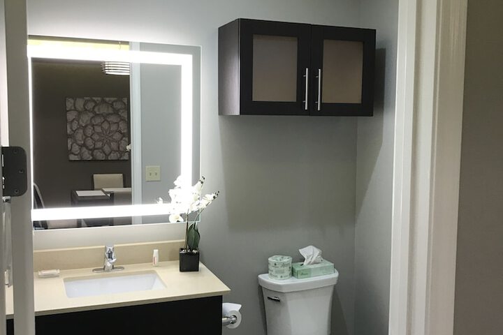 Days Inn & Suites by Wyndham Port Arthur