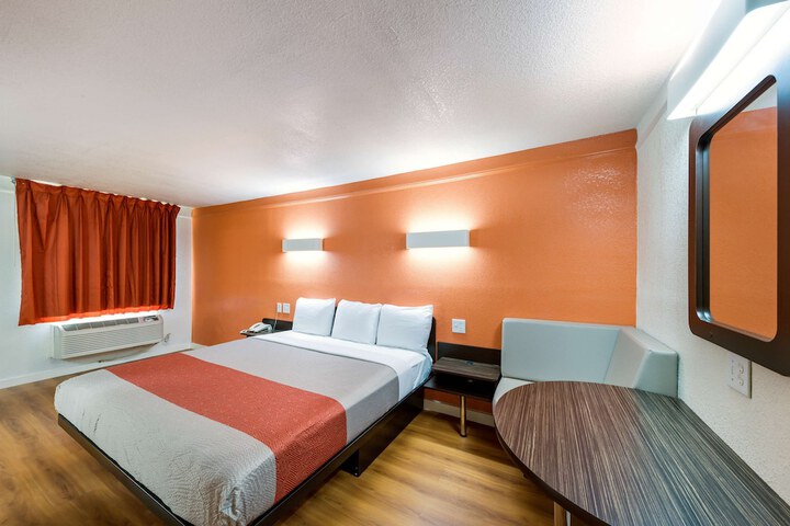 Motel 6 Dallas TX - Farmers Branch