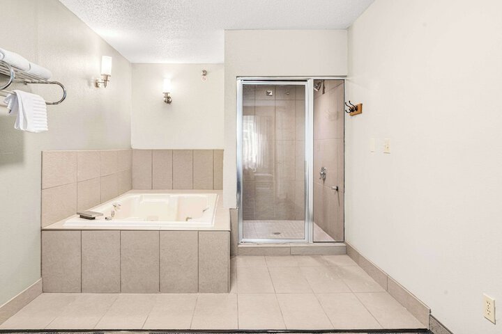 Country Inn & Suites by Radisson Brookings, SD