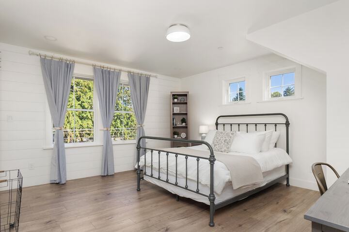 Serene 5BR Farmhouse Retreat Shoreline