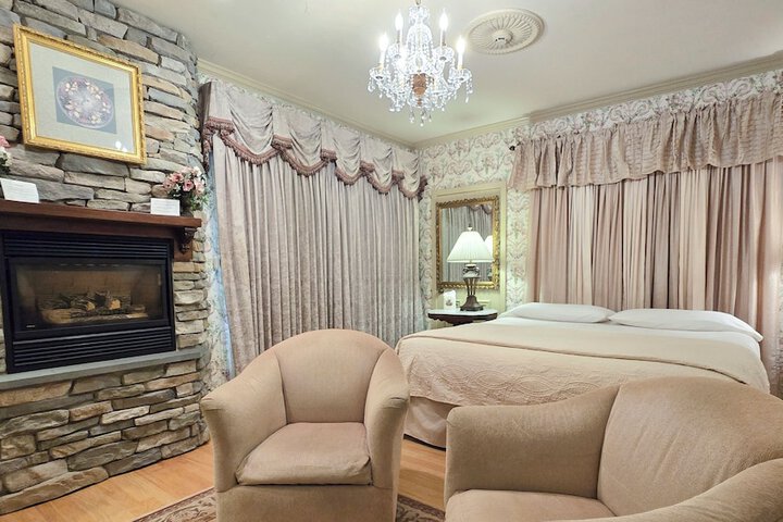Twin Pine Manor Bed & Breakfast