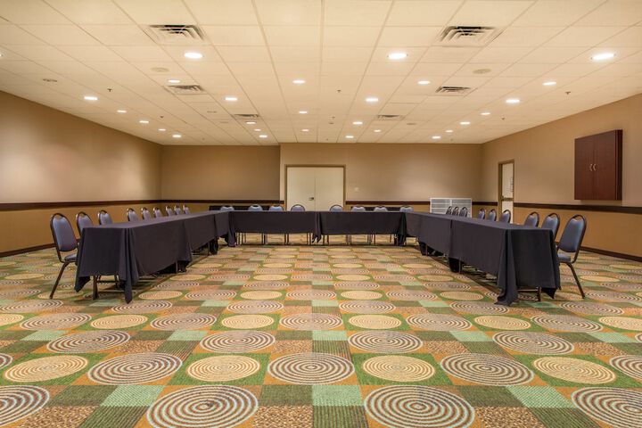 Ballroom/Hall 28 of 30