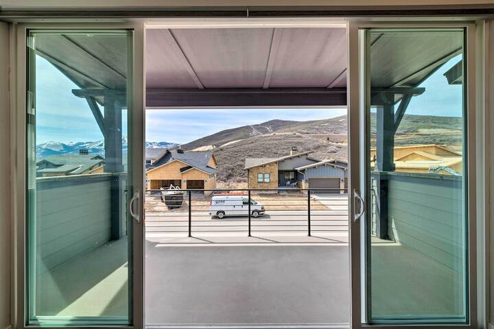 Inviting Hideout Townhome w / Balcony & Lake Views!
