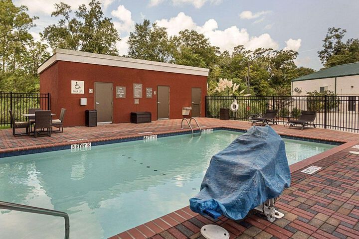 Comfort Suites near Tanger Outlet Mall