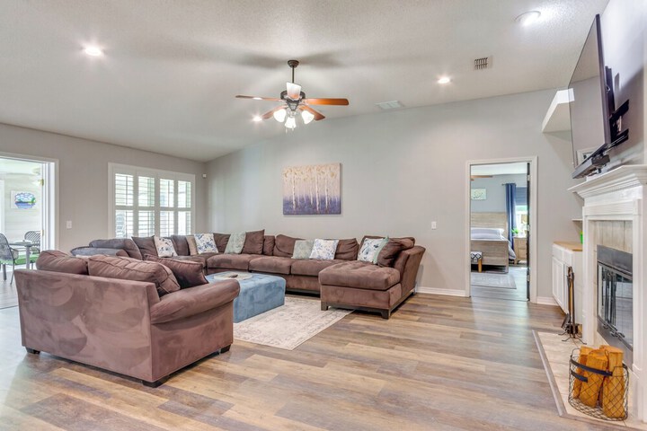Spacious Home w / Sunroom 15 Mi to Pensacola!