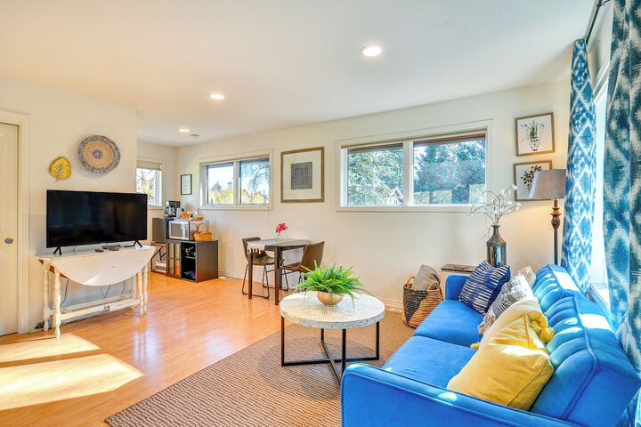 Walk to Willamette River: Studio in West Linn