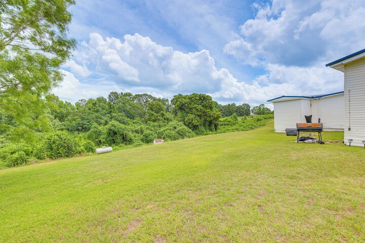 Clanton Cottage w / Charcoal Grill & Porch!