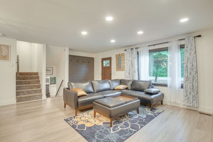 Spacious Riverfront Delaware Home w / Views