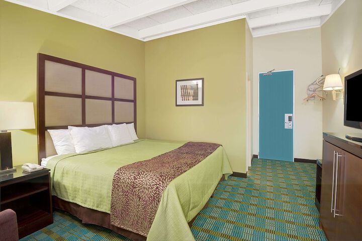 Room 8 of 14