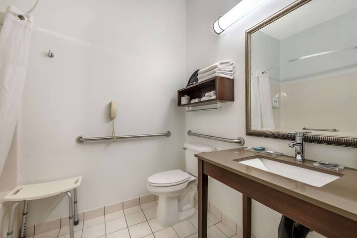 Country Inn & Suites by Radisson Watertown, SD
