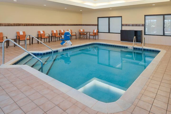 Country Inn & Suites by Radisson Brown Deer - Milwaukee North