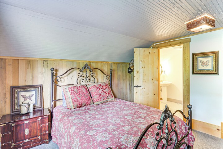Spacious & Historic Cabin in New Haven w / Pond!