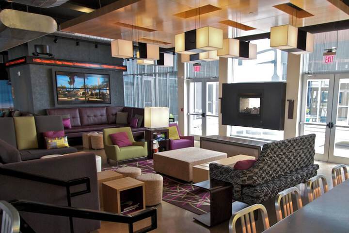 Lounge 38 of 50