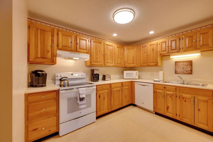 3 Mi to Story Land: All-season Family Condo