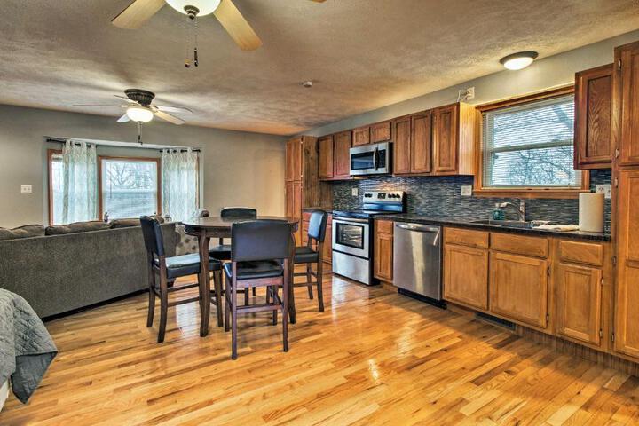 Stockton Lake Escape w / Kitchen Half Mile to Lake
