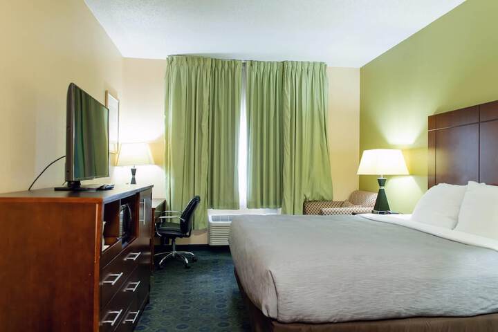 Quality Inn & Suites Bloomington I-55 and I-74