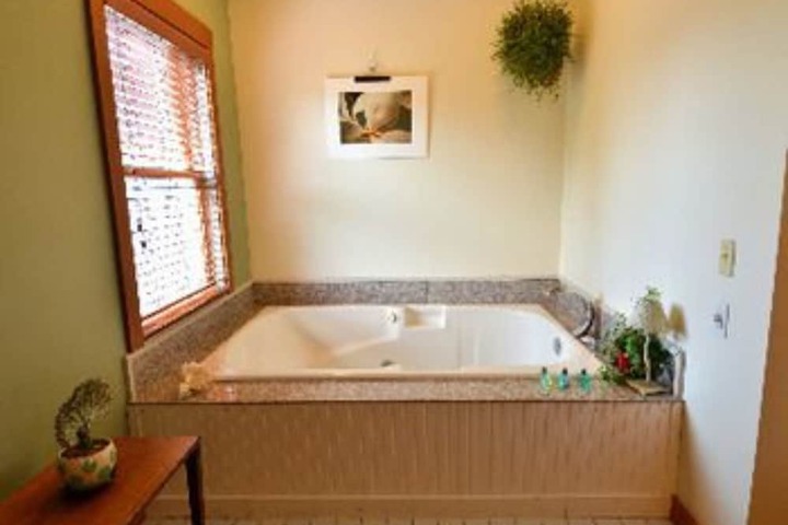 Hot Tub 46 of 49