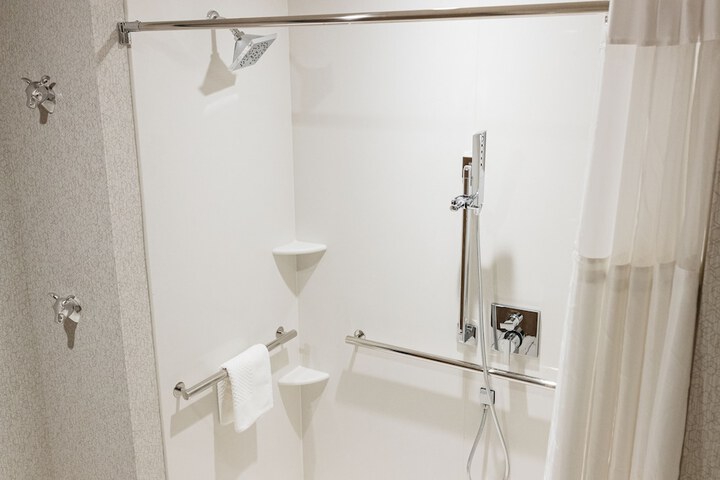 Room 28 of 144