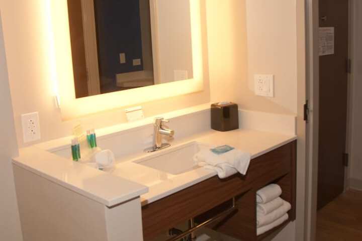 Holiday Inn Express & Suites Decatur by IHG