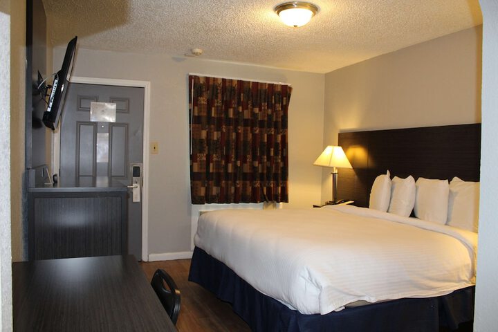 Room 11 of 32