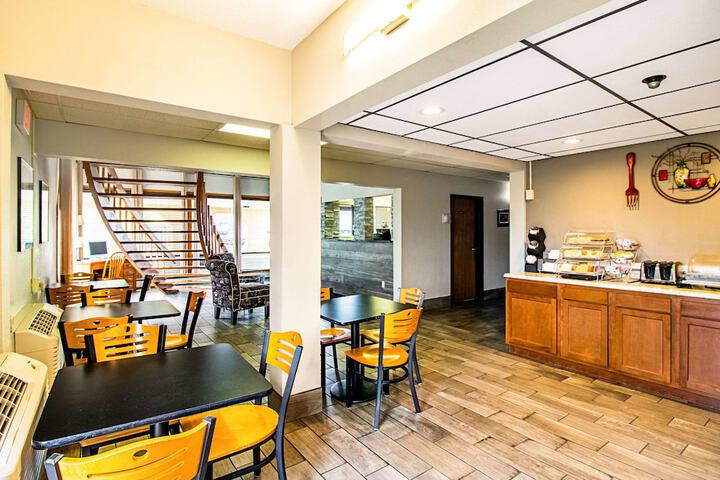 Econo Lodge Watertown