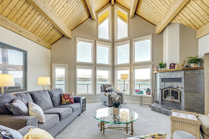 Bayfront Home w / Private Beach in Poulsbo!