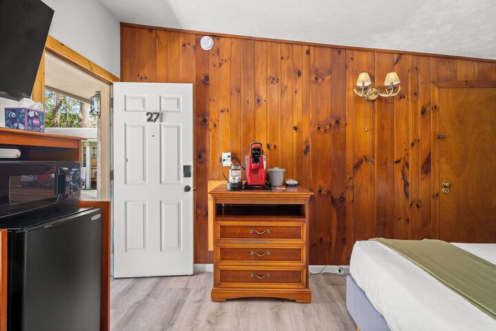 CedarWood Inn