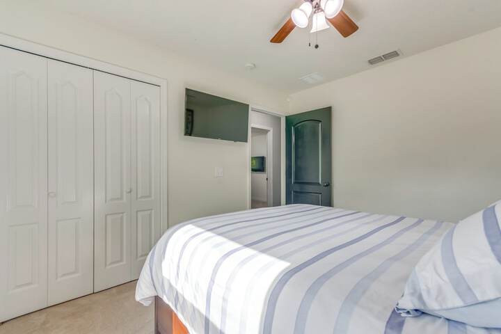 Spacious Home w / Sunroom 15 Mi to Pensacola!
