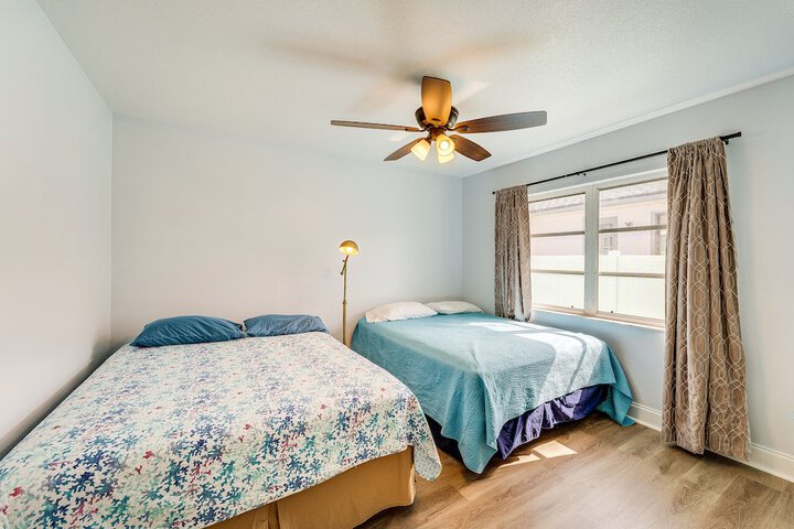 Breezy Englewood Condo w / Community Pool!