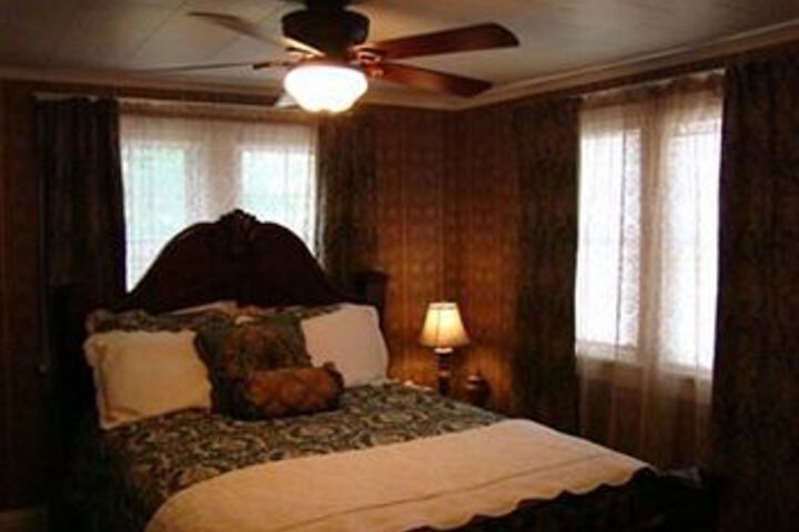 Vintage Charm Bed & Breakfast Hotel