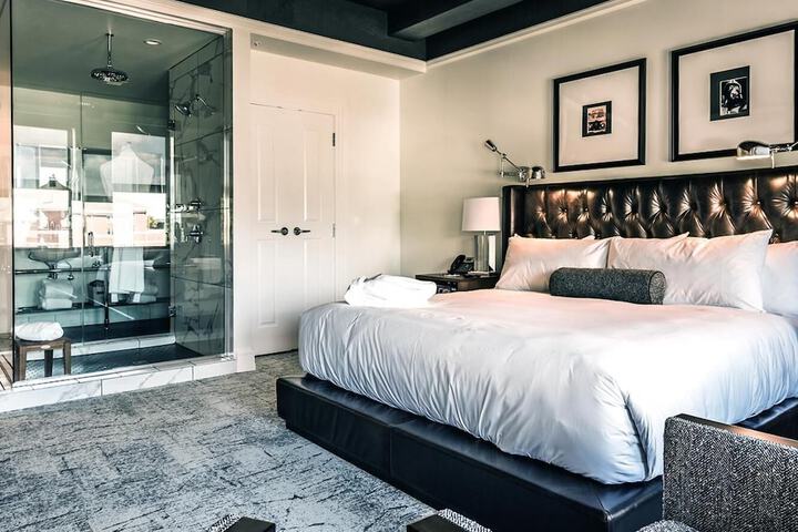 Room 11 of 28