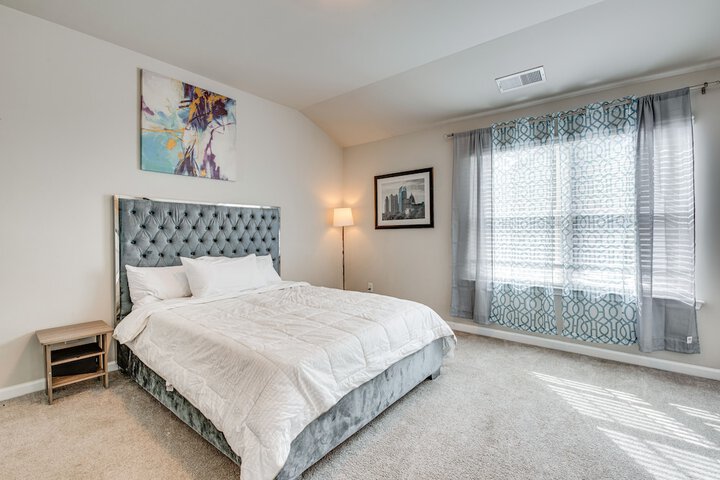 Union City Townhome: 17 Mi to Downtown Atlanta!