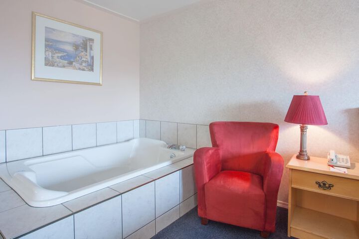 Ramada by Wyndham 100 Mile House