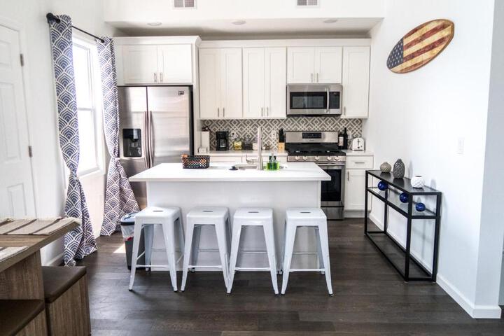 Lux 3 Bd - Perfect & Parking & Massive Patio