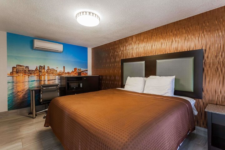 Room 9 of 16