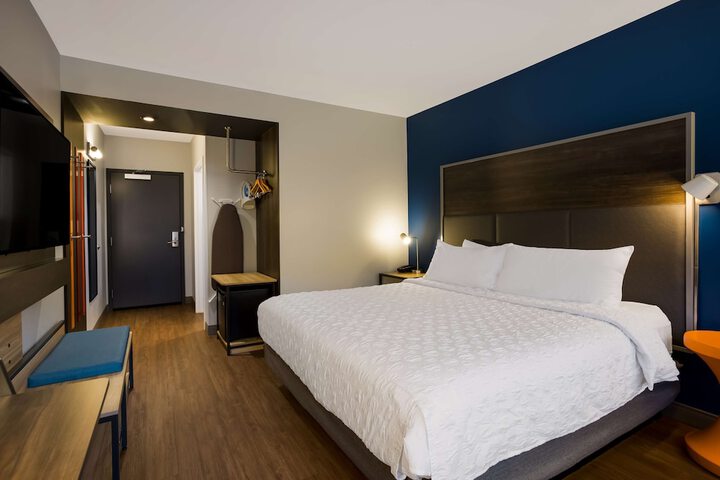 Room 33 of 48