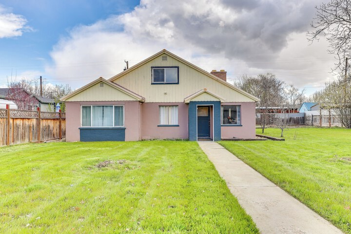 Family-friendly Ontario Home in Central Location!