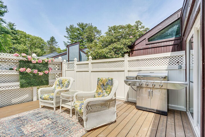 French-inspired Townhome 9 Mi to Saratoga Springs!
