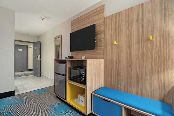 Days Inn & Suites by Wyndham Mt. Pleasant