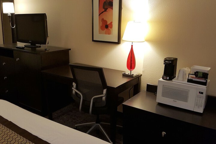 Baymont by Wyndham Belleville Airport Area