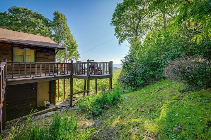Cullowhee Mountain Retreat w / Deck and Fire Pit!